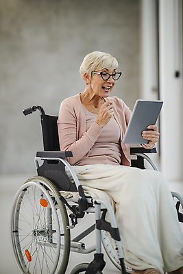 포토 JPG 해외이미지 라이프스타일 여자 행복 인터넷 통신 주택 병원 대화 한명 미소 사람 앉기 성인 세로 태블릿 독서 환자 백발 서핑 고독 연결 무선전화기 휠체어 장애 답변 해외포토 1 헤어스타일 감정 의학 모션 표정 말하기 건물 생활 전자제품 스마트기기 수상스포츠 전화기 파일형식 이미지허브