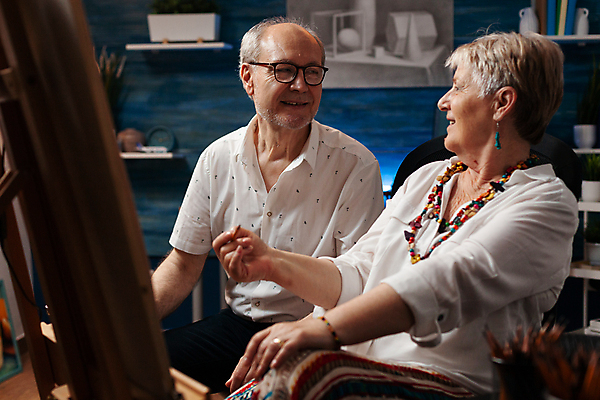 포토 JPG 해외이미지 여자 할아버지 노년 남자 할머니 실내 미소 들기 상반신 두명 앞모습 옆모습 연필 마주보기 노부부 그리기 이젤 노인만 해외포토 부부 뷰포인트 모션 학용품 표정 사람 성인 내부 필기구 미술도구 성인만 파일형식 이미지허브