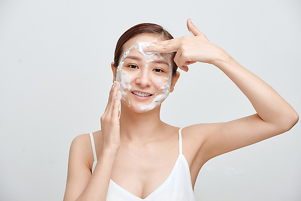 포토 JPG 해외이미지 응시 여자 실내 한명 동양인 상반신 성인 앞모습 뷰티 거품 세수 피부관리 흰배경 바르기 성인여자한명만 해외포토 1 시선 뷰포인트 백그라운드 모션 사람 인종 내부 청결 흰색 여자한명만 성인여자만 파일형식 이미지허브