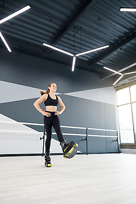 포토 JPG 해외이미지 백인 라이프스타일 여자 벽 스포츠 포즈 신발 신체 모션 부츠 실내 건강 한명 사람 내부 운동 뷰티 활발 공연 에너지 춤 유연 날씬함 체육관 체조 에어로빅 기하학 해외포토 서양인 1 컨셉 무늬 문화예술 이벤트 생활 몸매 파일형식 이미지허브