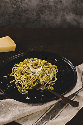 포토 JPG 해외이미지 접시 포크 검은배경 치즈 파스타 실내 사람없음 페스토 해외포토 식기 백그라운드 유제품 서양음식 내부 검은색 소스_음식 파일형식 이미지허브