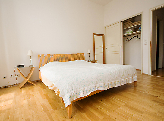 포토 JPG 해외이미지 가구 의자 베개 탁자 휴식 새로움 주택 실내 사람없음 내부 침실 방 침대 램프 잠 해외포토 생활용품 컨셉 침구 조명 건물 파일형식 이미지허브