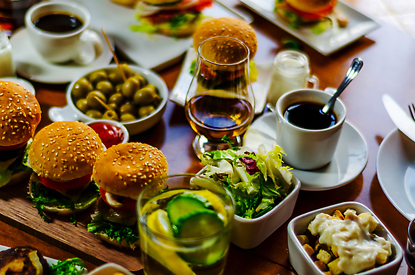 포토 JPG 해외이미지 그릇 커피 탁자 잔 패스트푸드 실내 사람없음 샐러드 햄버거 인스턴트 정크푸드 과일주스 커피잔 나무도마 올리브절임 해외포토 식기 음료 음식 가구 과일 도마 내부 목재 주스 올리브 절임 파일형식 이미지허브