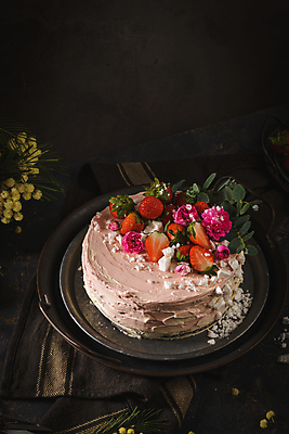 포토 JPG 해외이미지 접시 꽃 잎 딸기 검은배경 단면 실내 사람없음 식탁보 달콤 딸기케이크 해외포토 식물 식기 백그라운드 과일 내부 케이크 검은색 맛 파일형식 이미지허브