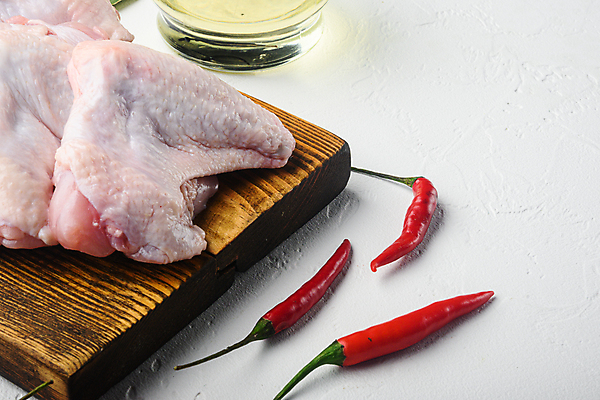 포토 JPG 해외이미지 고추 실내 사람없음 닭고기 신선 올리브오일 흰배경 날것 나무도마 닭날개 해외포토 백그라운드 채소 도마 육류 내부 목재 흰색 기름_음식 파일형식 이미지허브