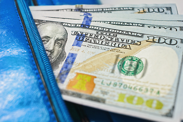 포토 JPG 해외이미지 1 종이 백그라운드 컨셉 지폐 돈 비즈니스 탁자 성공 사람없음 목재 금융 사무실 갈색 달러 검은색 쪽지 미국 저축 흰색 오픈 지갑 재산 정상 가죽 가득함 심볼 질감 투자 계산서 고립 수입 해외포토 나무 컬러 가구 북아메리카 재료 경제 파일형식 이미지허브