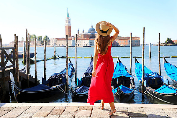 포토 JPG 해외이미지 손 응시 유럽 호수 여행 건축양식 아침 휴가 한명 사람 물 뷰티 유행 교회 여행객 걷기 봄 이탈리아 낭만 관찰 도시 보트 우아함 곤돌라 정박 운하 베네치아 방문 석호 채널 해외포토 주간 자연요소 1 시선 계절 건축 나라 컨셉 배_교통 종교건축 모션 건물 신체부위 파일형식 이미지허브