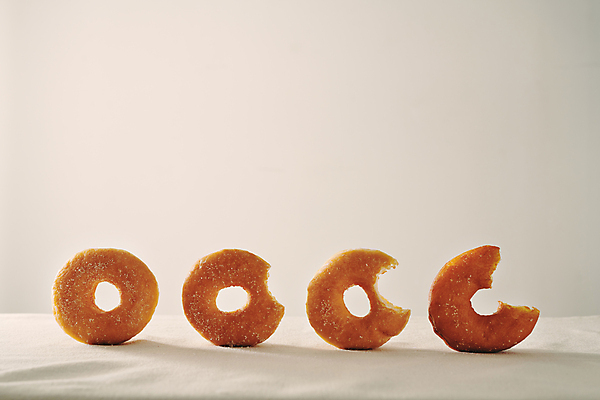 포토 JPG 해외이미지 탁자 실내 그림자 사람없음 도넛 달콤 먹기 흰배경 잇자국 해외포토 가구 백그라운드 자국 모션 디저트 내부 흰색 맛 파일형식 이미지허브