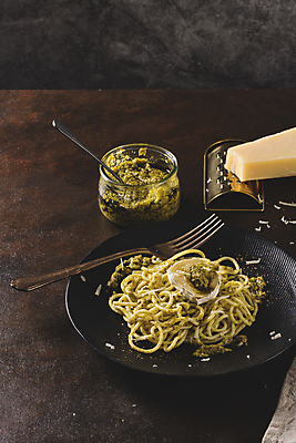 포토 JPG 해외이미지 접시 포크 유리병 치즈 파스타 실내 사람없음 숟가락 강판 갈색배경 페스토 해외포토 식기 백그라운드 병_용기 유제품 서양음식 수저 내부 갈색 소스_음식 파일형식 이미지허브