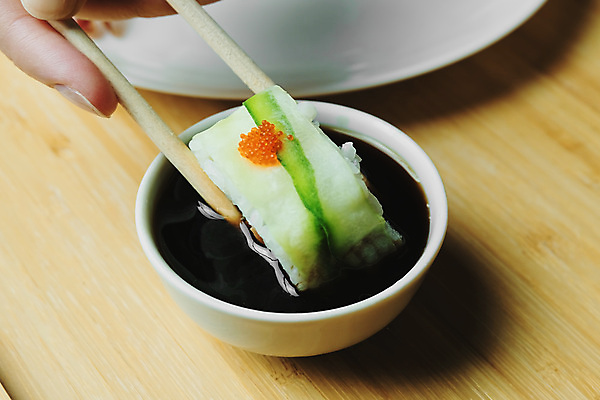 포토 JPG 해외이미지 전통 라이프스타일 음식 조각 재료 젓가락 부분 손가락 밥 새우 실내 건강 어류 요리 동양인 사람없음 세트 주방 일본 식사 초밥 신선 잡기 해조류 맛 인스턴트 두루마리 참치 먹기 해산물 메뉴 준비 날것 연어 생강 건강식 점심식사 일본음식 맛있는 해외포토 손 아시아 컨셉 채소 모션 수저 갑각류 인종 내부 생활 수중동물 해양식물 파일형식 이미지허브