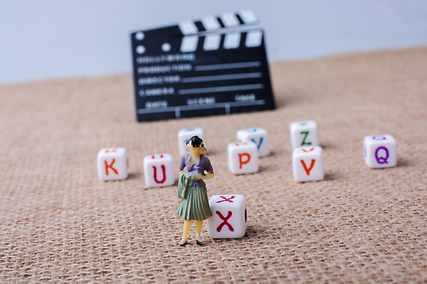 포토 JPG 해외이미지 실내 사람없음 아웃포커스 미니어처 클래퍼보드 큐브 인물미니어처 갈색배경 해외포토 백그라운드 촬영기법 내부 갈색 모형 파일형식 이미지허브