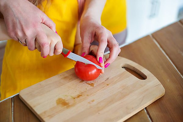 포토 JPG 해외이미지 라이프스타일 손 여자 딸 행복 어린이 음식 토마토 채소 가정 가족 탁자 엄마 주택 도마 함께함 실내 건강 요리 사람 성인 사람없음 두명 목재 가로 학습 인테리어 주방 식사 저녁식사 샐러드 도움 가르침 칼 자르기 준비 건강식 점심식사 음식준비 헬프 해외포토 나무 디자인 교육 감정 가구 컨셉 재료 관계 모션 주방용품 내부 건물 생활 신체부위 파일형식 이미지허브