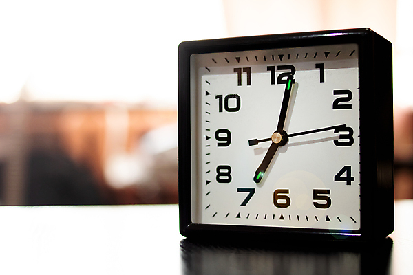 포토 JPG 해외이미지 시계 백그라운드 창문 탁자 아침 아파트 주택 실내 사람없음 내부 우주 일출 꿈 방 흰색 침대 시간 잠 손목시계 오브젝트 속도 공포 경보 마감 해외포토 주간 컬러 가구 장신구 건물 노을 파일형식 이미지허브