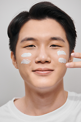 포토 JPG 해외이미지 응시 남자 회색배경 실내 한명 동양인 상반신 성인 앞모습 뷰티 크림 피부관리 바르기 스킨케어 성인남자한명만 그루밍족 해외포토 1 시선 뷰포인트 백그라운드 모션 사람 인종 내부 회색 남자한명만 성인남자만 파일형식 이미지허브
