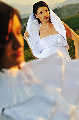 포토 JPG 해외이미지 모델 라이프스타일 손 드레스 여자 꽃 행복 꽃다발 결혼 컨셉 자연 결혼식 천사 함께함 3 사랑 한명 미소 사람 성인 야외 달리기 뷰티 유행 일몰 경쟁 꿈 흰색 잡기 아내 그룹 던지기 베일 무료 혼자 해외포토 레이스천 식물 1 옷 감정 컬러 모션 표정 이벤트 생활 신체부위 노을 직물 생태계 파일형식 이미지허브