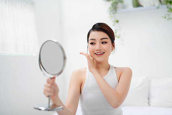 포토 JPG 해외이미지 응시 여자 실내 한명 들기 동양인 손짓 상반신 성인 앞모습 뷰티 만족 탁상거울 성인여자한명만 해외포토 1 시선 감정 뷰포인트 모션 사람 인종 내부 거울 여자한명만 성인여자만 파일형식 이미지허브