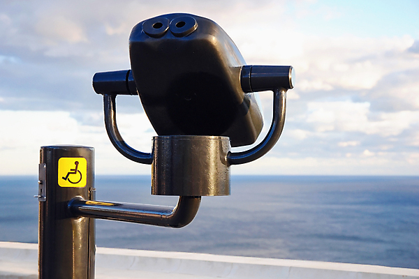 포토 JPG 해외이미지 바다 여행 컨셉 휴가 파노라마 사람 사람없음 여행객 쌍안경 망원경 관찰 장애인 갑판 심볼 사인 휠체어 장애 헬프 접근 해외포토 배_교통 모션 촬영기법 도움 파일형식 이미지허브