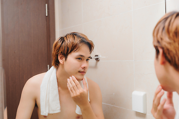 포토 JPG 해외이미지 응시 남자 실내 한명 동양인 상반신 성인 옆모습 뷰티 반사 거울 만지기 확인 화장실 자기관리 성인남자한명만 그루밍족 해외포토 1 시선 뷰포인트 모션 사람 인종 내부 남자한명만 성인남자만 파일형식 이미지허브