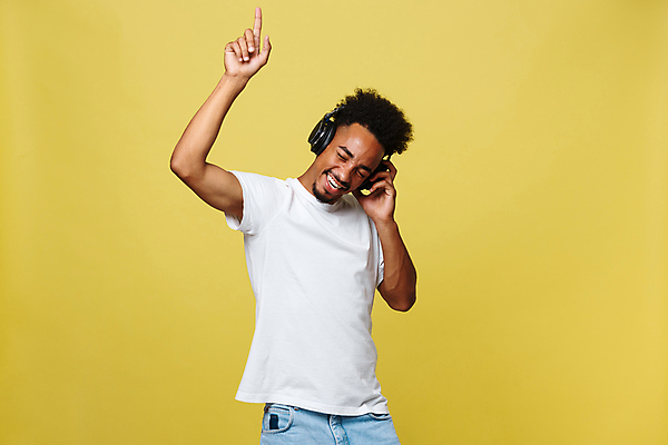 포토 JPG 해외이미지 남자 흑인 실내 한명 웃음 상반신 성인 앞모습 손들기 헤드셋 음악감상 즐거움 성인남자한명만 해외포토 서양인 1 감정 뷰포인트 음향기기 모션 표정 사람 내부 헤드폰 감상 남자한명만 성인남자만 파일형식 이미지허브