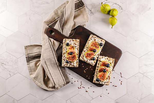 포토 JPG 해외이미지 사람없음 하이앵글 카나페 블루베리 대리석 무화과 나무도마 크림치즈 타일바닥 플레이팅 해외포토 뷰포인트 과일 재료 치즈 바닥 도마 서양음식 목재 상차림 파일형식 이미지허브