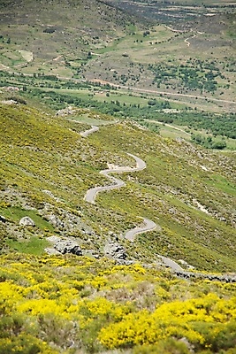 포토 JPG 해외이미지 유럽 도로 길 선 여행 곡선 교통시설 자연 산 안테나 풍경 사람없음 야외 가로 초록색 파란색 노란색 운전 흰색 시골 스페인 위험 아스팔트 좁은 장면 S 길가 루트 방법 선로 수평선 해외포토 알파벳 나라 컬러 교통 컨셉 통신 모션 시설 생태계 파일형식 이미지허브
