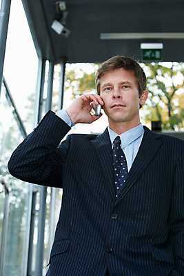 포토 JPG 해외이미지 주간 비즈니스 통신 모바일 세포 대화 한명 사람 정장 성인 내부 30대 스마트폰 사무실 마주보기 도시 비즈니스맨 자신감 검은머리 무선전화기 설정 심각 셀룰러 해외포토 자연요소 1 헤어스타일 옷 남자 감정 컨셉 모션 말하기 장년 핸드폰 스마트기기 직장인 전화기 파일형식 이미지허브