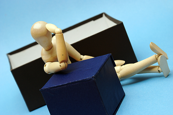 포토 JPG 해외이미지 모델 캐릭터 손 문장 백그라운드 컨셉 생각 비즈니스 성공 아이디어 창조 사람 사람없음 야외 목재 파란색 상자 머리 표현 오픈 마네킹 스마트 문제풀이 속담 혁명 경영 브레인스토밍 해외포토 나무 문자 컬러 재료 신체부위 파일형식 이미지허브