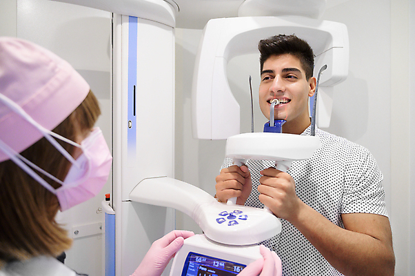 포토 JPG 해외이미지 직업 엑스레이 건강 파노라마 치과 병원 실험 사람 두명 치료 약 건강관리 디지털 기계 장비 시험 환자 의사 광선 입 치아 X 캐비닛 치과의사 돌봄 방사선 스캐너 치아교정 해외포토 알파벳 교육 의학 모션 촬영기법 관리 신체부위 의료진 소화기관 사물함 교정 파일형식 이미지허브