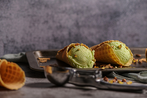 포토 JPG 해외이미지 회색배경 쟁반 실내 사람없음 달콤 소프트포커스 아이스크림콘 콘아이스크림 스쿱 피스타치오 해외포토 백그라운드 아이스크림 촬영기법 내부 회색 견과류 맛 콘 파일형식 이미지허브