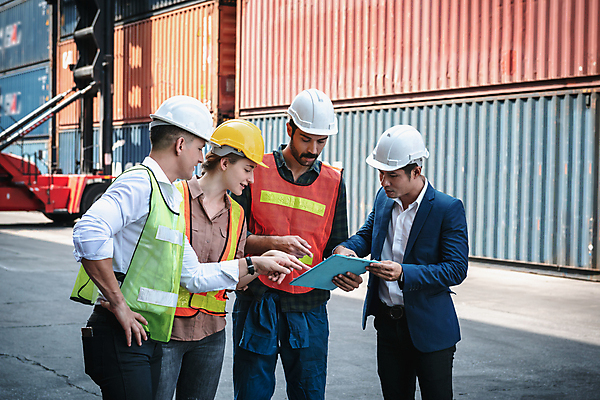 포토 JPG 해외이미지 주간 응시 여자 남자 회의 협력 노동자 들기 여러명 상반신 성인 야외 앞모습 옆모습 가리킴 업무 비즈니스맨 집중 무역 무역항 무역센터 성인만 해외포토 자연요소 직업 시선 산업 뷰포인트 다수 컨셉 비즈니스 모션 사람 손짓 작업 직장인 파일형식 이미지허브