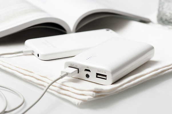 포토 JPG 해외이미지 라이프스타일 모바일 사람없음 스마트폰 디지털 힘 장비 에너지 흰색 공구 플랫 USB 스마트 오브젝트 전자 충전 고립 베터리 해외포토 컬러 컨셉 생활 핸드폰 스마트기기 도구 파일형식 이미지허브