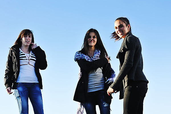 포토 JPG 해외이미지 백인 모델 학생 라이프스타일 계절 공원 여자 행복 자연 하늘 함께함 3 사람 성인 사람없음 야외 10대 초록색 친구 뷰티 유행 우정 신선 그룹 시원함 해외포토 서양인 공공시설 감정 컬러 컨셉 관계 청소년 생활 생태계 파일형식 이미지허브