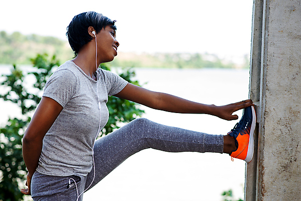 포토 JPG 해외이미지 나무 라이프스타일 옷 벽 운동화 컨셉 자연 건강 한명 서기 미소 사람 성인 야외 가로 물 달리기 운동 기댐 스트레칭 듣기 회색 자신감 집중 발목 고체 달리기선수 심각 해외포토 자연요소 식물 1 감정 컬러 신발 모션 발 표정 생활 생태계 육상선수 파일형식 이미지허브