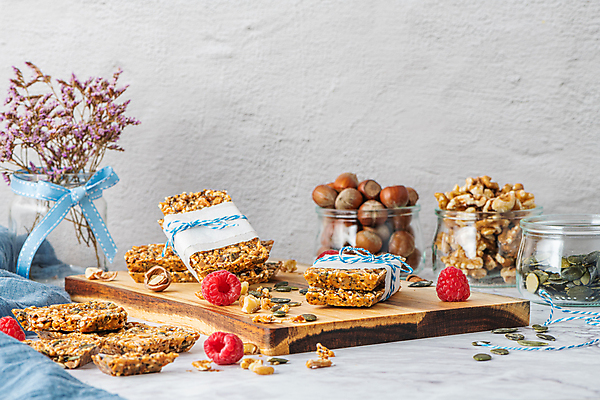 포토 JPG 해외이미지 리본 포장 회색배경 유리병 실내 사람없음 꽃병 달콤 산딸기 호두 건강식품 나무도마 에너지바 호박씨 개암 종이호일 해외포토 열매 꽃 음식 백그라운드 과일 병_용기 도마 건강 씨앗 내부 목재 회색 견과류 맛 파일형식 이미지허브