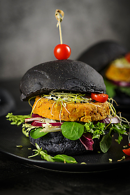 포토 JPG 해외이미지 접시 검은배경 실내 사람없음 아웃포커스 한개 햄버거 이쑤시개장식 베지푸드 비건음식 해외포토 1 식기 음식 백그라운드 패스트푸드 촬영기법 내부 장식 검은색 채식 이쑤시개 파일형식 비건 이미지허브
