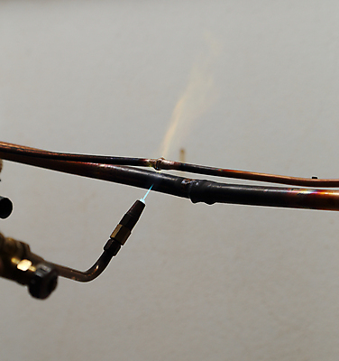 포토 JPG 해외이미지 직업 산업 공장 불 불꽃 사람없음 금속 장비 도구 녹음 손전등 업무 뜨거움 기술자 수리 제조 위험 버너 파이프 가스 난방 산소 연소 구리 린스 배관공 옛날 용접 용접공 철강 캡모자 해외포토 자연요소 모자_잡화 컨셉 공업 재질 조명 기록 작업 원소 파일형식 이미지허브