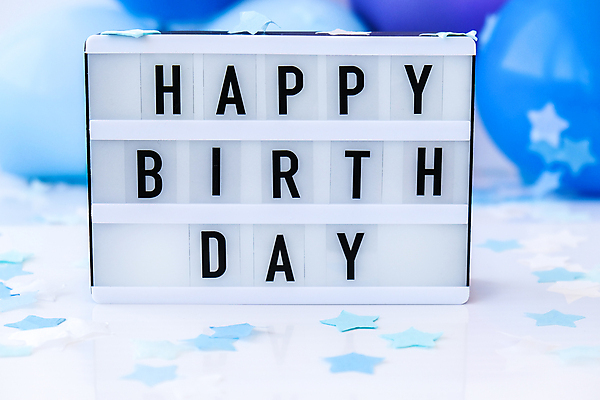 포토 JPG 해외이미지 별 실내 사람없음 아웃포커스 생일 흰배경 생일축하 라이트박스 해피버스데이 해외포토 자연요소 기념일 백그라운드 촬영기법 내부 흰색 축하 파일형식 이미지허브