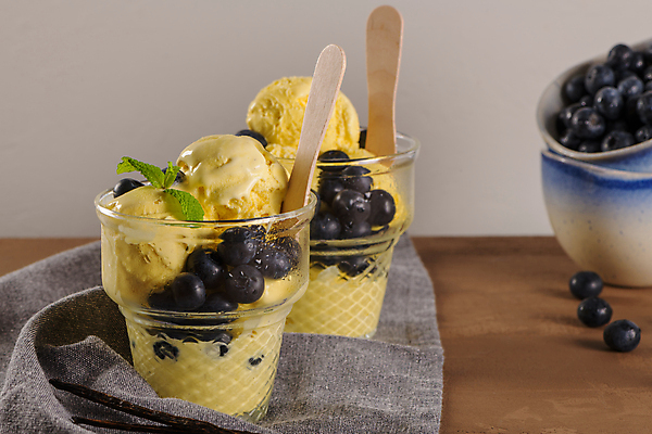 포토 JPG 해외이미지 그릇 아이스크림 잔 실내 사람없음 달콤 천 민트 블루베리 나무스푼 바닐라맛 해외포토 식기 과일 디저트 내부 직물 맛 허브 나무숟가락 파일형식 이미지허브