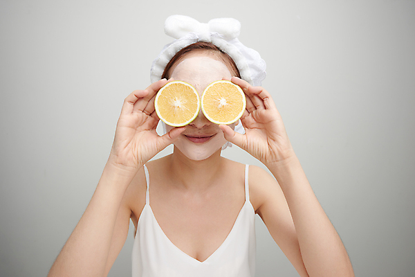 포토 JPG 해외이미지 여자 오렌지 회색배경 실내 한명 들기 동양인 상반신 성인 앞모습 뷰티 눈가림 머리띠 피부관리 마스크팩 성인여자한명만 해외포토 1 뷰포인트 백그라운드 과일 장신구 모션 사람 인종 내부 회색 가림 팩 여자한명만 성인여자만 파일형식 이미지허브