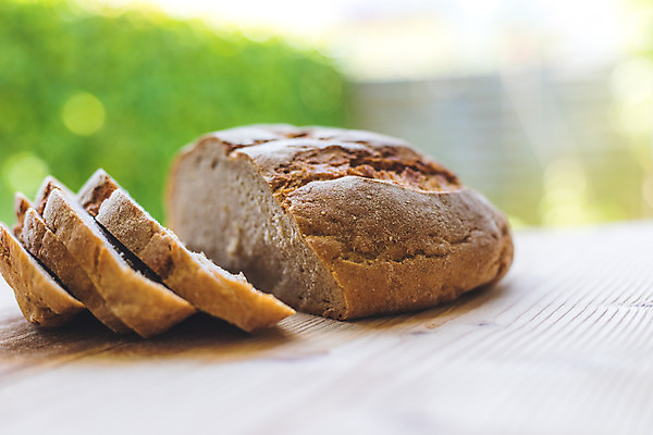 포토 JPG 해외이미지 전통 유럽 문화 음식 빵 조각 재료 서브 도마 독일 요리 사람없음 갈색 식사 어둠 빵집 껍질 시골 신선 오스트리아 맛 아침식사 낟알 밀 굽기 먹기 기아 묘사 유기농 슬라이스 밀가루 토스트 프랑스어 부스러기 영양분 페스츄리 핸드메이드 호밀 해외포토 문자 웰빙 나라 컬러 컨셉 모션 주방용품 곡류 상점 가루 구이 사회이슈 파일형식 이미지허브