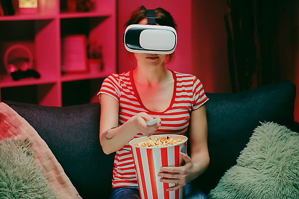 포토 JPG 해외이미지 응시 여자 안경 거실 미래 주택 한명 사람 스마트폰 핸드폰 소파 3D 헤드폰 텔레비전 중국 어둠 방 터치 체험 야간 영화관 먹기 사이버 필름 손목시계 영화 쇼 팝콘 동영상 웨어러블 가상 가상현실 셀룰러 현실 해외포토 자연요소 1 시선 잡화 아시아 시계 음향기기 컨셉 의자 장신구 모션 문화예술 건물 전자제품 스마트기기 극장 디지털합성 파일형식 이미지허브