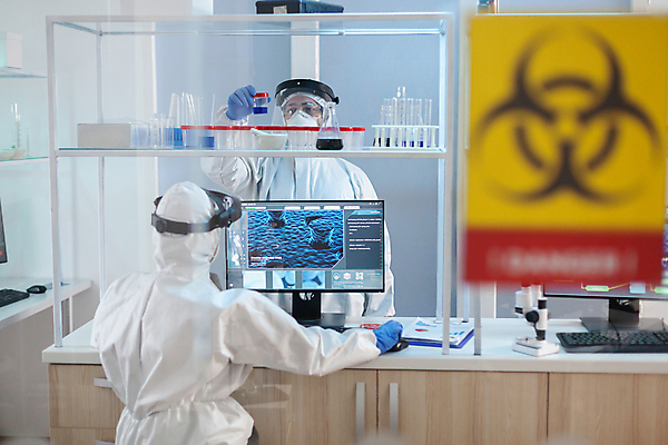 포토 JPG 해외이미지 과학 실내 실험기구 실험 두명 앞모습 뒷모습 실험복 실험실 과학자 연구소 방호복 해외포토 직업 옷 뷰포인트 사람 내부 가운 학자 파일형식 이미지허브