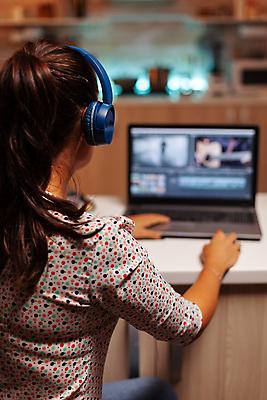 포토 JPG 해외이미지 여자 실내 한명 상반신 성인 뒷모습 그래픽 노트북 모니터 헤드셋 그래픽디자이너 성인여자한명만 영상편집 해외포토 1 뷰포인트 음향기기 사람 내부 전자제품 컴퓨터 헤드폰 디자이너 여자한명만 성인여자만 파일형식 이미지허브