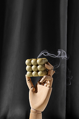 포토 JPG 해외이미지 초 실내 들기 사람없음 연기 오브젝트 관절인형 손모양 해외포토 모양 인형 모션 내부 파일형식 손_신체부위 이미지허브