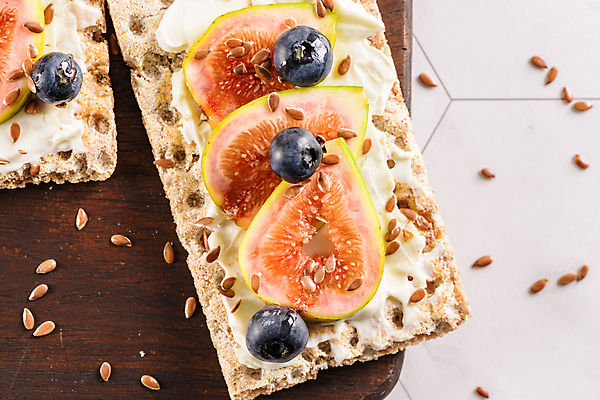 포토 JPG 해외이미지 근접촬영 사람없음 카나페 블루베리 대리석 무화과 나무도마 크림치즈 타일바닥 플레이팅 해외포토 뷰포인트 과일 재료 치즈 바닥 도마 서양음식 목재 상차림 파일형식 이미지허브