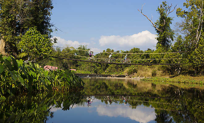 포토 JPG 해외이미지 나무 공원 아시아 길 호수 밧줄 여행 백그라운드 십자가 패턴 자국 태국 자연 산 매달리기 사람없음 야외 건물 목재 물 강 산책 흰색 던지기 숲 위험 오솔길 철 철사 내추럴 넘어짐 방법 옛날 전국 해외포토 자연요소 식물 건축물 공공시설 나라 줄 컬러 컨셉 무늬 재료 모션 휴식 생태계 파일형식 이미지허브