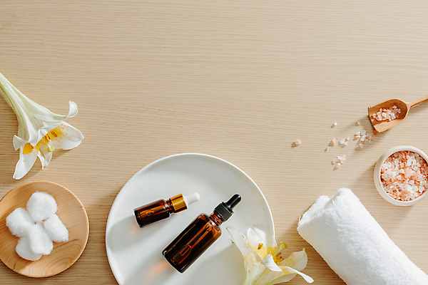 포토 JPG 해외이미지 접시 꽃 실내 사람없음 하이앵글 수건 스파 화장품 나무숟가락 앰플 에스테틱 카피스페이스 입욕소금 나무배경 핑크솔트 해외포토 식물 식기 뷰포인트 백그라운드 내부 위생용품 뷰티 숟가락 공백 미용용품 소금 파일형식 이미지허브