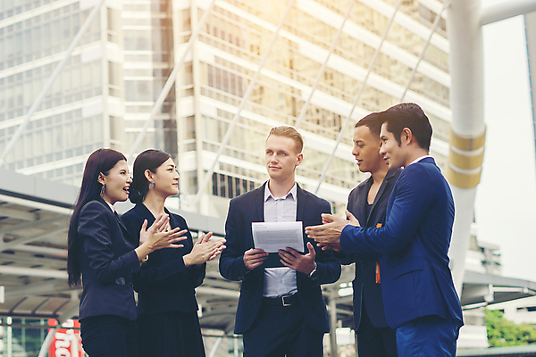 포토 JPG 해외이미지 백인 여자 남자 행복 회사 비즈니스 통신 성공 협력 함께함 대화 서기 사람 여러명 성인 야외 건물 사무실 판매 흰색 업무 비즈니스맨 비즈니스우먼 그룹 경영자 경영 해외포토 서양인 건축물 감정 컬러 다수 컨셉 모션 말하기 작업 직장인 리더 파일형식 이미지허브