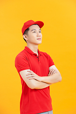 포토 JPG 해외이미지 응시 남자 실내 한명 동양인 상반신 성인 옆모습 팔짱 택배기사 배달원 배송 노란배경 성인남자한명만 해외포토 직업 1 시선 뷰포인트 백그라운드 모션 사람 인종 내부 노란색 남자한명만 성인남자만 파일형식 이미지허브
