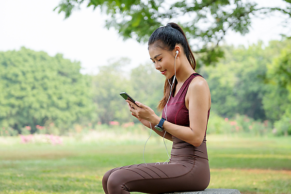 포토 JPG 해외이미지 1 라이프스타일 공원 여자 행복 스포츠 자연 휴식 건강 한명 미소 사람 동양인 야외 초록색 스마트폰 운동복 달리기 조깅 운동 햇빛 뷰티 중국 기쁨 연습 달리기선수 순간 해외포토 옷 공공시설 감정 아시아 컬러 컨셉 모션 표정 인종 생활 핸드폰 스마트기기 태양 생태계 육상선수 파일형식 이미지허브